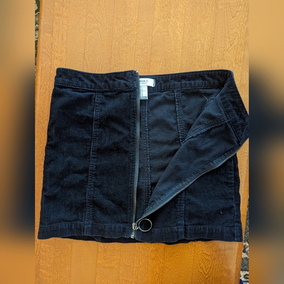 Black Forever 21 skirt. - Picture 3 of 4